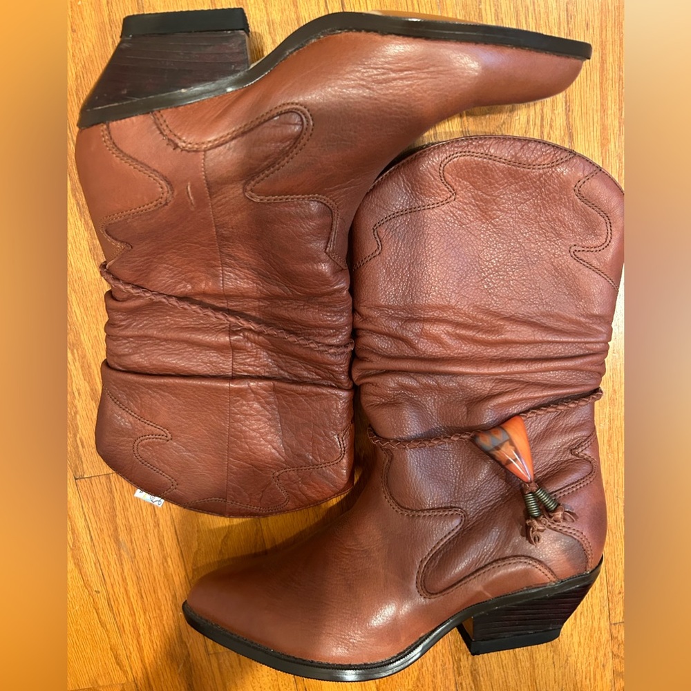 Zodiac Z line female boots size 8, never worn, leather